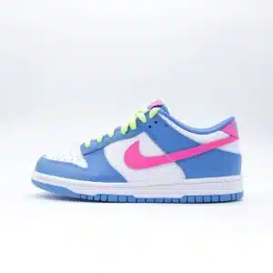 Tenis Nike Dunk bajos unisex en color azul, rosa y blanco. Tenis de piel con agujetas en verde neón, suela azul y diseño vibrante de bloques de color.