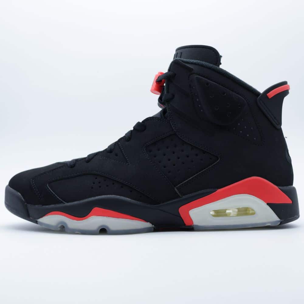 Tenis Air Jordan 6 Retro Infrared para hombre. Clásica silueta de básquetbol en nobuk negro con detalles vibrantes en rojo infrarrojo y suela translúcida.