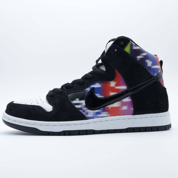 Tenis Nike Dunk altos multicolor para hombre. Tenis de gamuza negra con paneles laterales de patrón tipo señal de televisión y suela blanca.