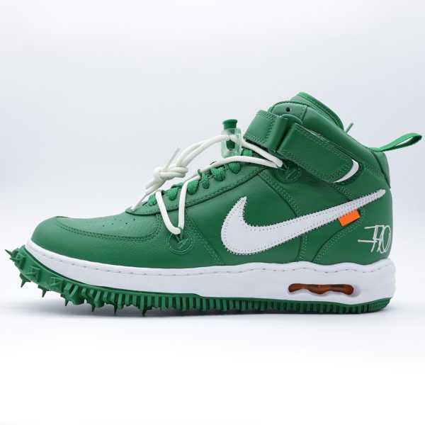 Tenis Nike Air Force 1 Mid en colaboración con Off-White en color verde pino. Tenis con suela de clavos, sistema de cordones adicional y detalles característicos de Virgil Abloh.