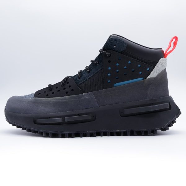 Tenis Adidas NMD S1 Ryat "Black" para hombre. Silueta alta tipo bota confeccionada en gamuza y piel negra con detalles en azul, suela gruesa y tirador rojo.