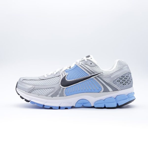 Tenis Nike Zoom Vomero 5 unisex en color gris y azul. Tenis de running con malla transpirable, detalles plateados, suela amortiguada y diseño retro.