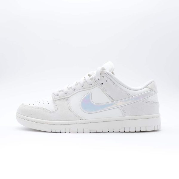 Tenis Nike Dunk bajos en color blanco y crema para hombre. Tenis de piel con swoosh iridiscente, agujetas blancas y suela del mismo tono.