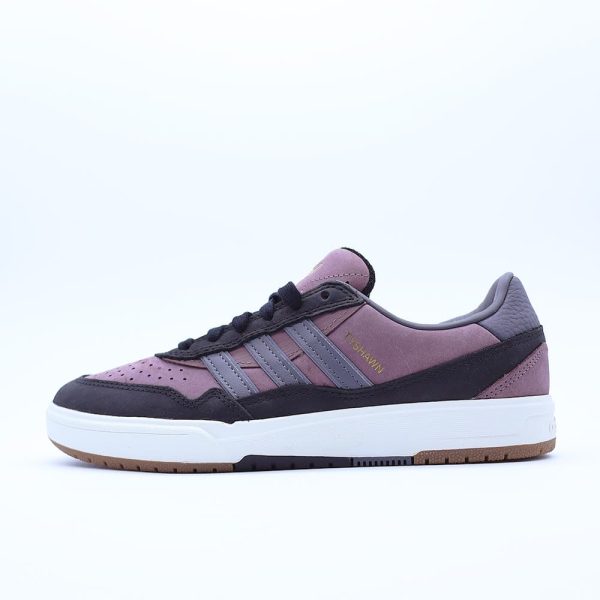 Tenis Adidas Tyshawn II para hombre. Silueta técnica de skate en gamuza color violeta oscuro con detalles negros, mediasuela blanca y suela de liga.