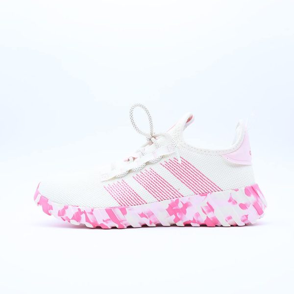 Tenis Adidas Kaptir Flow K para niños. Silueta deportiva de running en tejido blanco con las tres franjas rosas y llamativa suela con patrón de camuflaje.