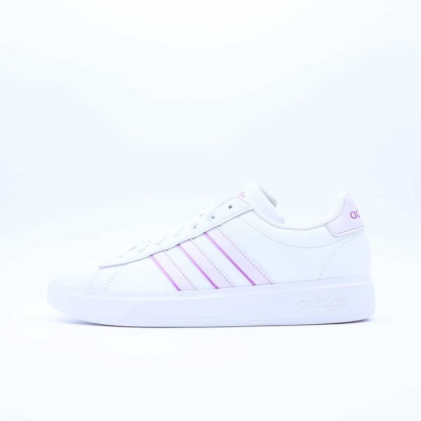 Tenis Adidas Grand Court 2.0 para mujer. Silueta clásica de perfil bajo en piel blanca con las tres franjas y detalles en color violeta pastel.