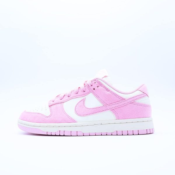 Tenis Nike Dunk Low para mujer, en colores blanco y rosa suave. Diseño fabricado en cuero y gamuza con suela de goma.