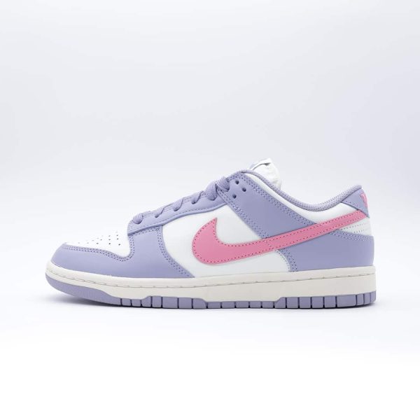 Tenis Nike Dunk Low para mujer, color morado y rosa, de corte bajo. Diseño clásico con combinación de colores en tonos pastel.