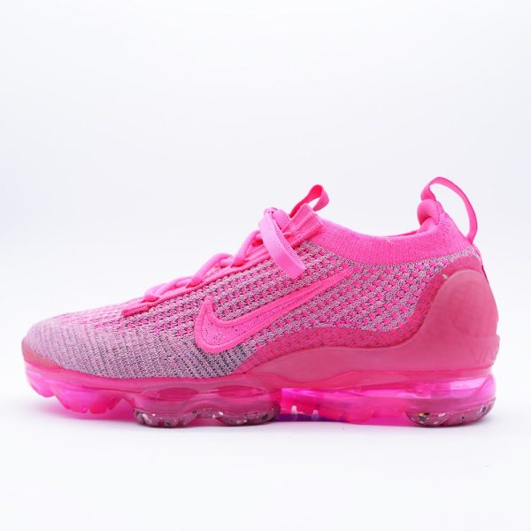 Tenis Nike Air VaporMax para mujer en tono rosa intenso, diseño de perfil bajo con tecnología Flyknit transpirable y suela de burbuja Air