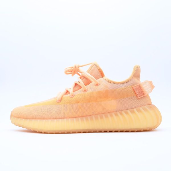 Tenis Adidas Yeezy Boost 350 V2 Mono Clay hombre y mujer. Silueta de running con parte superior de malla monofilamento translúcida en tono naranja arcilla.