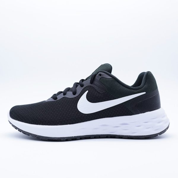 Tenis Nike Revolution 6 Next Nature para hombre y mujer en color negro con logo Swoosh blanco, calzado de running con malla ligera y suela de espuma acolchada.