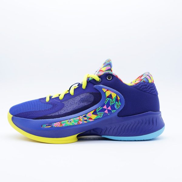 Tenis Nike Zoom Freak 4 para hombre y mujer en tonos azul con detalles geométricos multicolor y suela amarilla, calzado de básquetbol con diseño técnico y amortiguación avanzada.