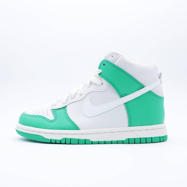 Tenis Nike Dunk High para hombre y mujer en blanco y verde vibrante, diseño de corte alto en cuero con suela de goma a tono.