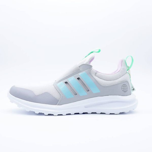 Tenis Adidas Activeride Slip-On infantiles unisex. Silueta deportiva ligera gris con las tres franjas azul aqua, tiradores verdes y suela blanca.