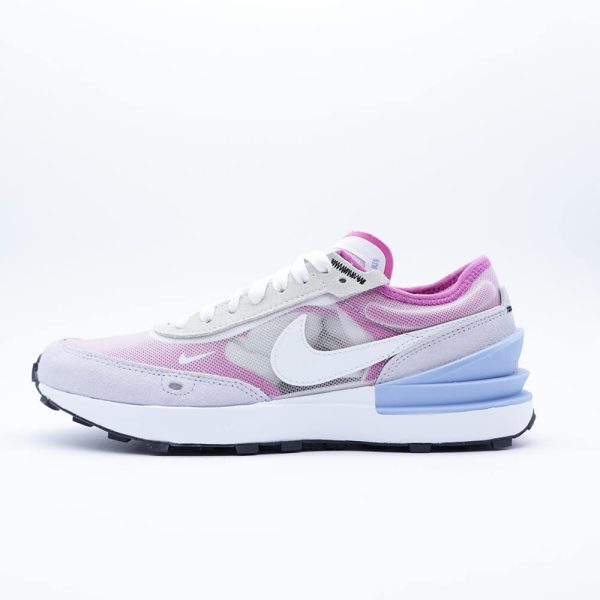 Tenis Nike Waffle One para mujer en tonos gris claro, blanco y morado, diseño deportivo con empeine de malla traslúcida y suela tipo waffle.