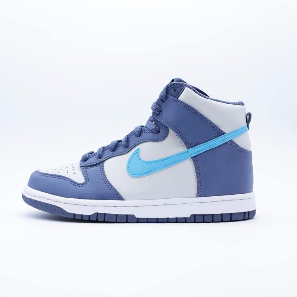 Tenis Nike Dunk High para hombre y mujer en tonos azul grisáceo y celeste, diseño de corte alto con construcción en cuero y suela de goma a juego.
