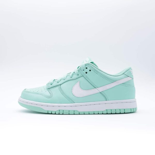 Tenis Nike Dunk Low para hombre y mujer, color verde menta y blanco, de corte bajo. Diseño clásico en tonos pasteles.