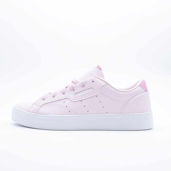 Tenis Adidas Sleek para mujer. Silueta clásica de perfil bajo en piel rosa pastel con las tres franjas perforadas, detalles brillantes y suela blanca.