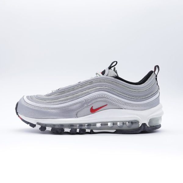 Tenis Nike Air Max 97 OG para hombre y mujer, color plata con detalles en rojo, de corte bajo. Diseño futurista con cámara de aire visible en toda la suela.