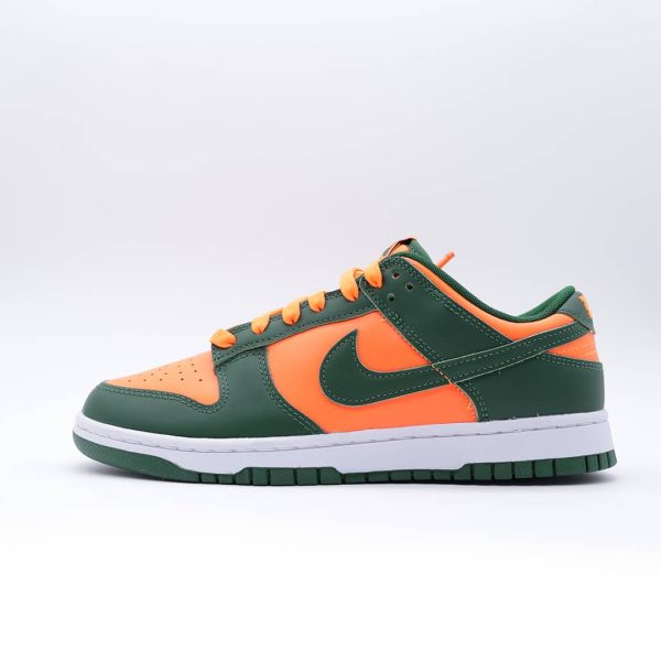 Tenis Nike Dunk Low para hombre, color verde y naranja, de corte bajo. Diseño clásico inspirado en los colores de la Universidad de Miami.