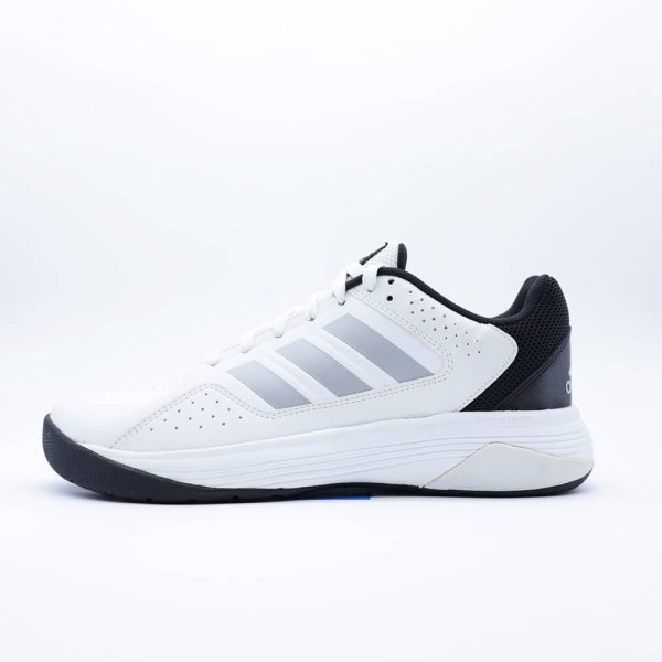 Tenis Adidas GameCourt Cloudfoam para hombre. Silueta deportiva de tenis en piel sintética blanca con las tres franjas plateadas y talón negro.