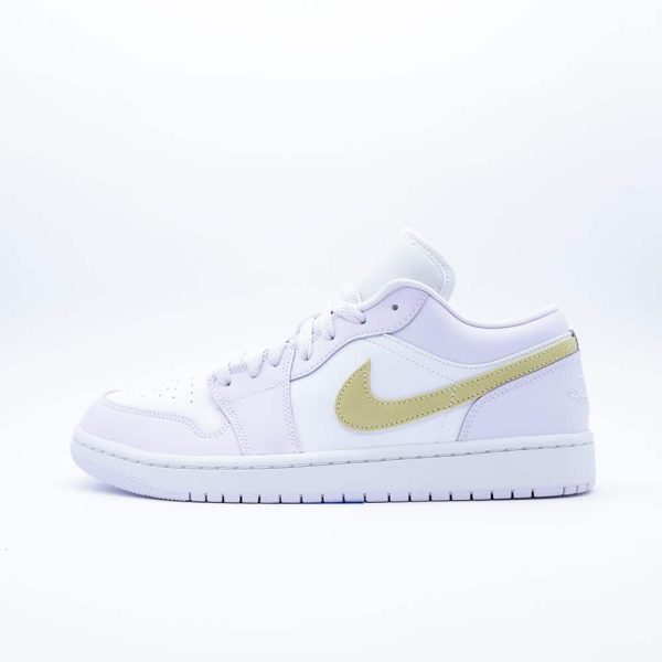 Tenis Air Jordan 1 Low para hombre y mujer en colores blanco y morado claro (lila), calzado deportivo de corte bajo con el logo Swoosh en un tono verde oliva suave y acabado en gamuza.