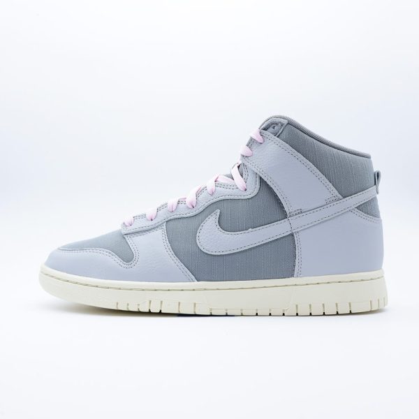Tenis Nike Dunk High para hombre y mujer en color gris con agujetas rosas, calzado deportivo tipo bota con diseño clásico de paneles y suela de color hueso.