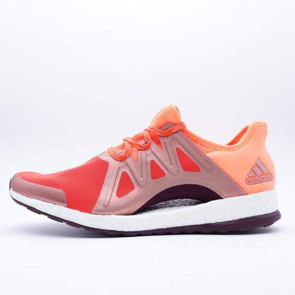 Tenis Adidas Pure Boost Xpose para mujer. Silueta de running en malla negra con arco flotante revolucionario y mediasuela de amortiguación Boost blanca.