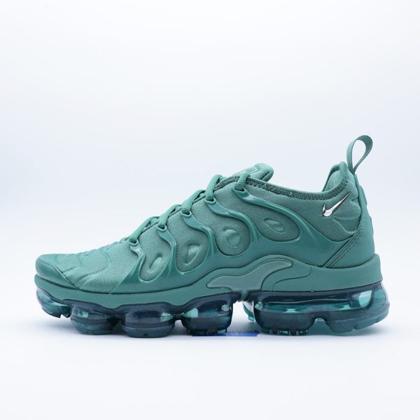 Tenis Nike Air VaporMax Plus para hombre y mujer, en tono verde monocromático. Diseño fabricado en material sintético con suela de celdas de aire.