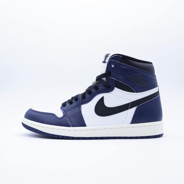 Tenis Jordan 1 Retro High en color Midnight Navy de perfil alto vista lateral
