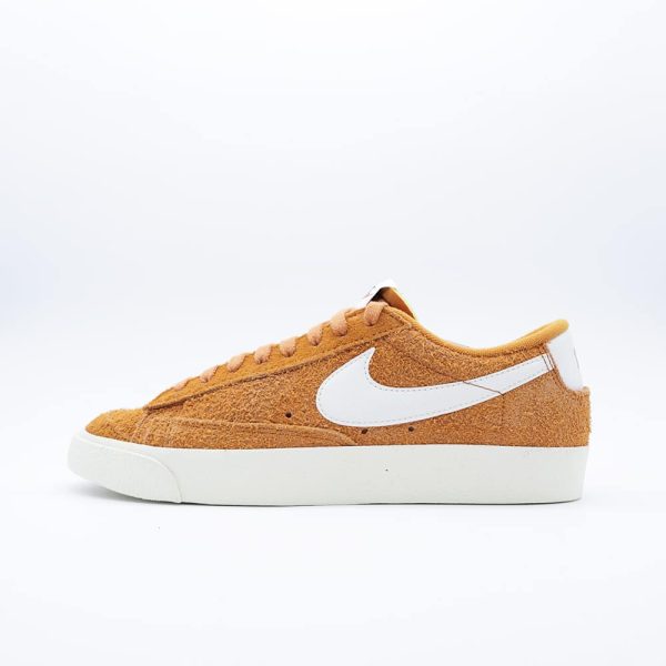 Tenis Nike Blazer Low '77 Vintage para hombre y mujer, color café tipo cuero volteado, corte bajo. Diseño fabricado en gamuza premium con suela de goma blanca.