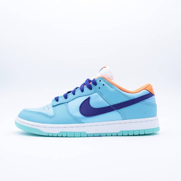 Tenis Nike Dunk Low para hombre, colores azul claro, morado y naranja, corte bajo. Diseño fabricado en cuero con suela de goma en tono menta.