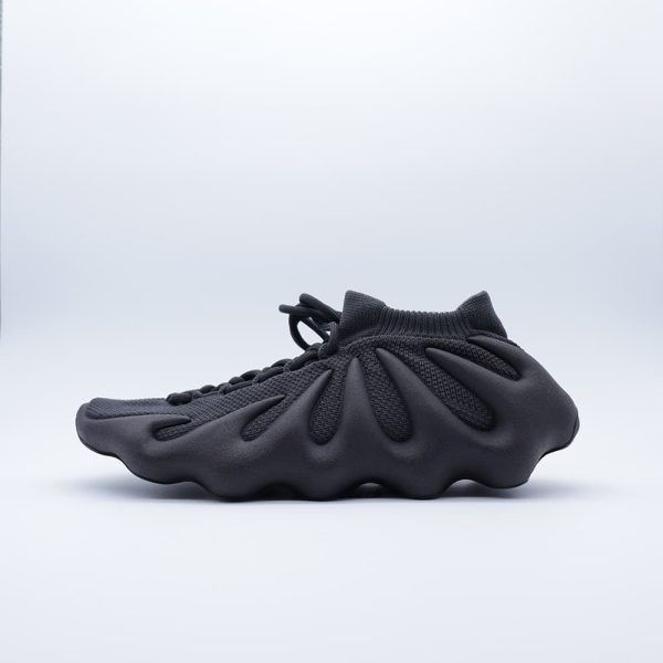 Tenis Adidas Yeezy 450 Utility Black unisex. Silueta futurista en tejido Primeknit negro carbón con suela exótica inyectada en forma de garras.