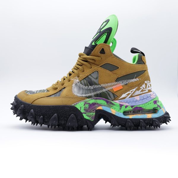 Tenis unisex Nike Air Terra Forma, colaboración póstuma con Virgil Abloh (Off-White). Diseño experimental de senderismo con suela dentada y detalles gráficos únicos.