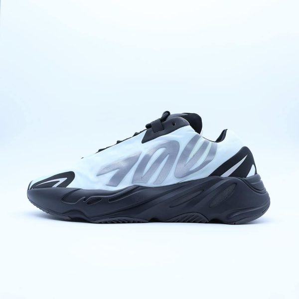 Tenis Adidas Yeezy 700 MNVN Blue Mint unisex. Silueta de running futurista en nylon verde menta con gráficos reflectantes 700 y suela Boost negra.