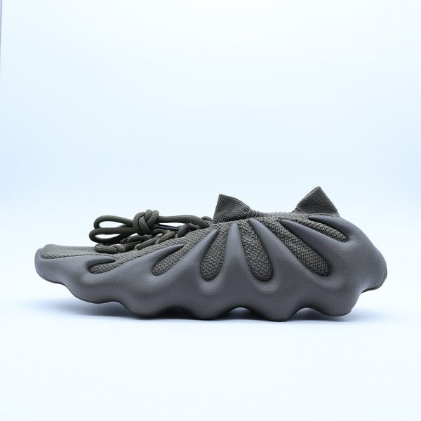 Tenis Adidas Yeezy 450 Cinder unisex. Silueta futurista con parte superior tejida Primeknit gris carbón y suela de resina de tipo garra exótica.