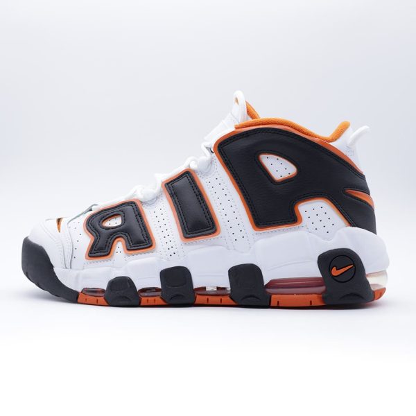 Tenis para hombre Nike Air More Uptempo en combinación de blanco, negro y naranja Starfish. Diseño icónico con letras "AIR" de gran tamaño.