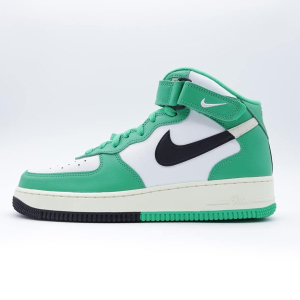 Tenis unisex Nike Air Force 1 Mid edición "Split". Diseño de bloques de color en verde, blanco y negro con acabado retro.